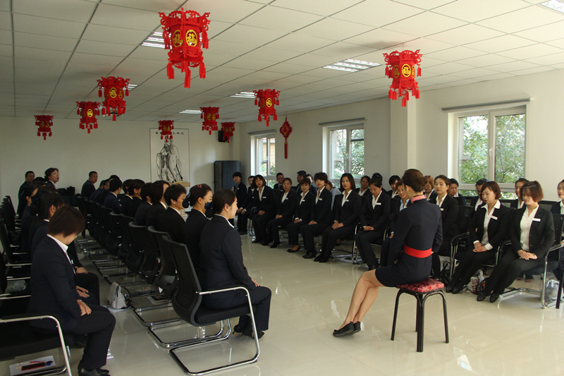6.物業(yè)家人認真學習服務(wù)禮儀.jpg