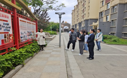 23.延邊州、敦化市相關(guān)領(lǐng)導(dǎo)一行蒞臨鴻博居紅心物業(yè)考察_副本.jpg