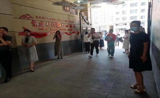 15.市婦聯(lián)馮主席、機關(guān)黨工委盧書記及各機關(guān)單位領(lǐng)導蒞臨物業(yè)總公司金鼎陽光紅心物業(yè)小區(qū)_副本.jpg