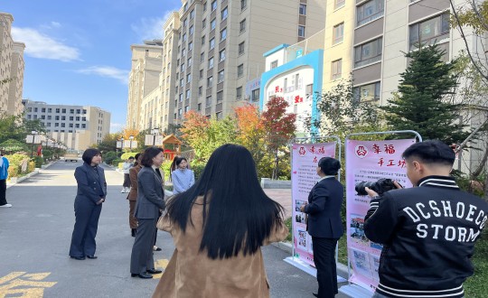 18.延邊州婦聯(lián)、敦化市婦聯(lián)、勝利街道及文苑社區(qū)領(lǐng)導一行蒞臨物業(yè)總公司參觀學習_副本.jpg