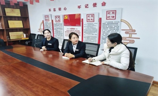 13.敦化市勝利街道文苑社區(qū)非公黨建指導員林琳蒞臨物業(yè)總公司敦化項目黨支部開展摸排走訪工作_副本.jpg
